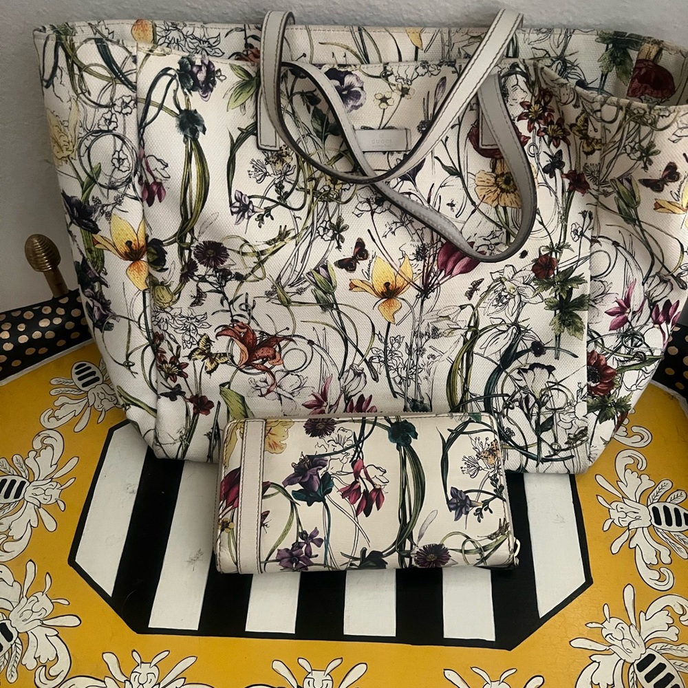 Hi up for sale is a Gucci floral tote bag with a matching wallet.